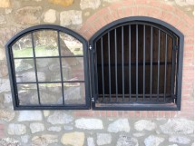 finestra ad arco in plexiglass con griglia Q